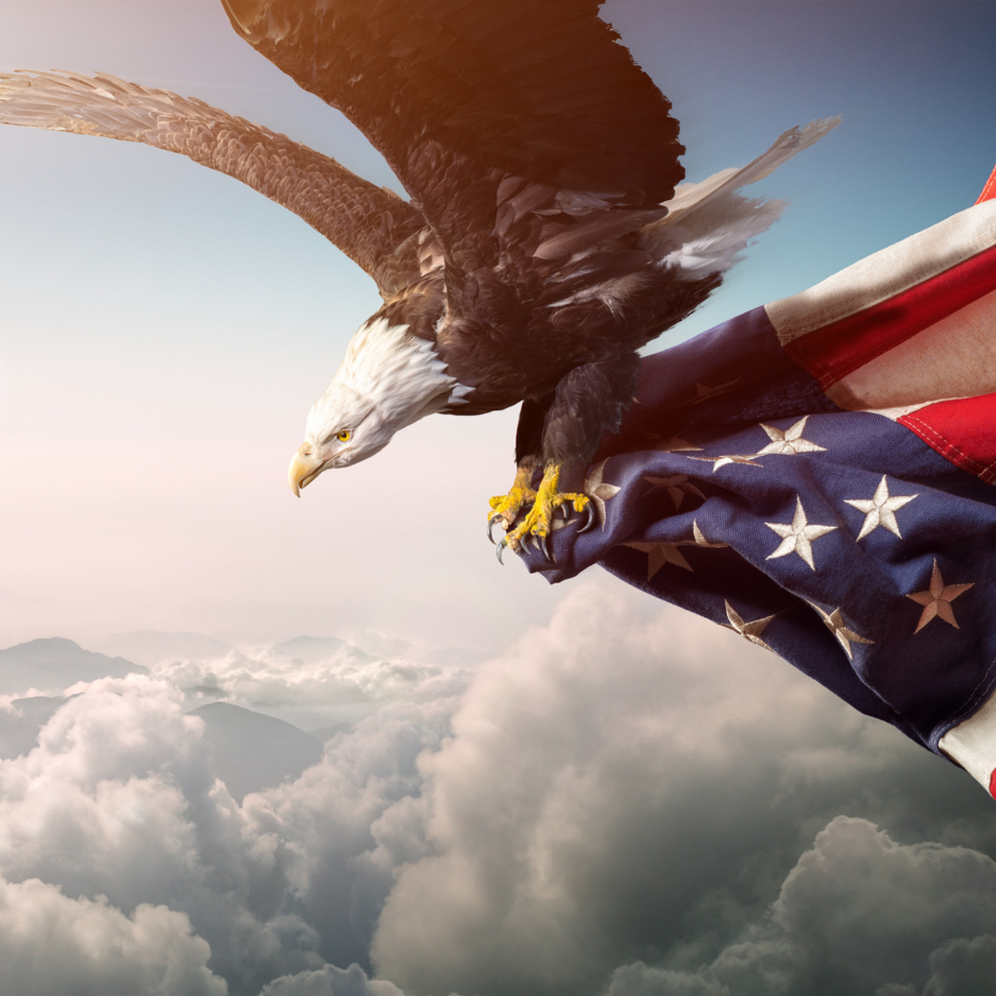 Aigle au-dessus des nuages avec le drapeau américain